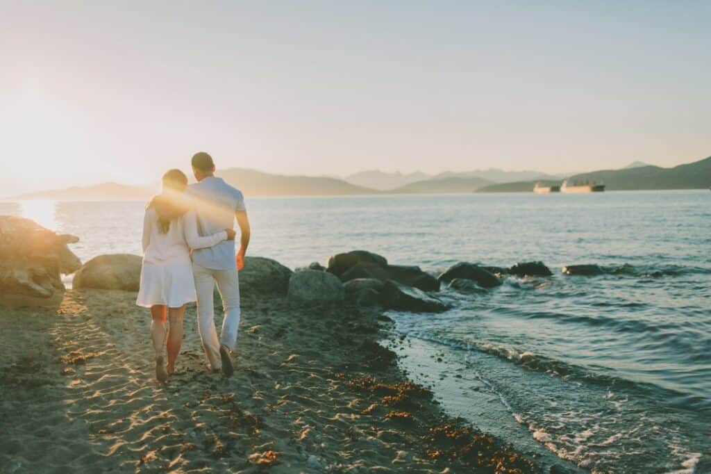 sunset-beach-walking-couple-love-ocean-golden-hour-in-love_t20_YVpQEE